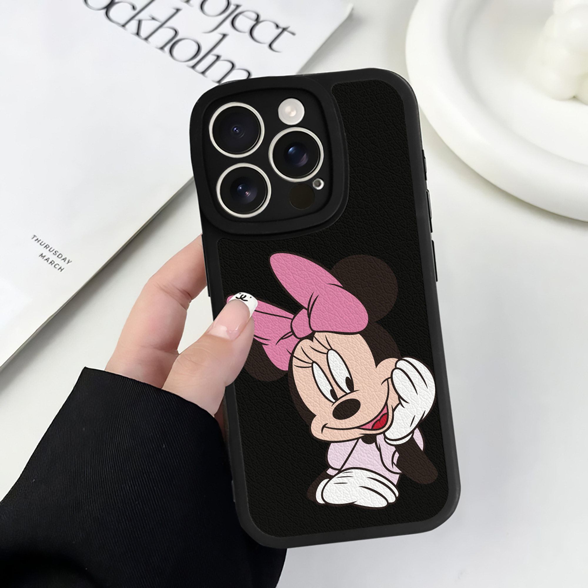 （画像用） ミッキーマウス Mickey Mouse 【iPhone 16シリーズ対応】シリコンスマホケース（レザー調） 材質：シリコン